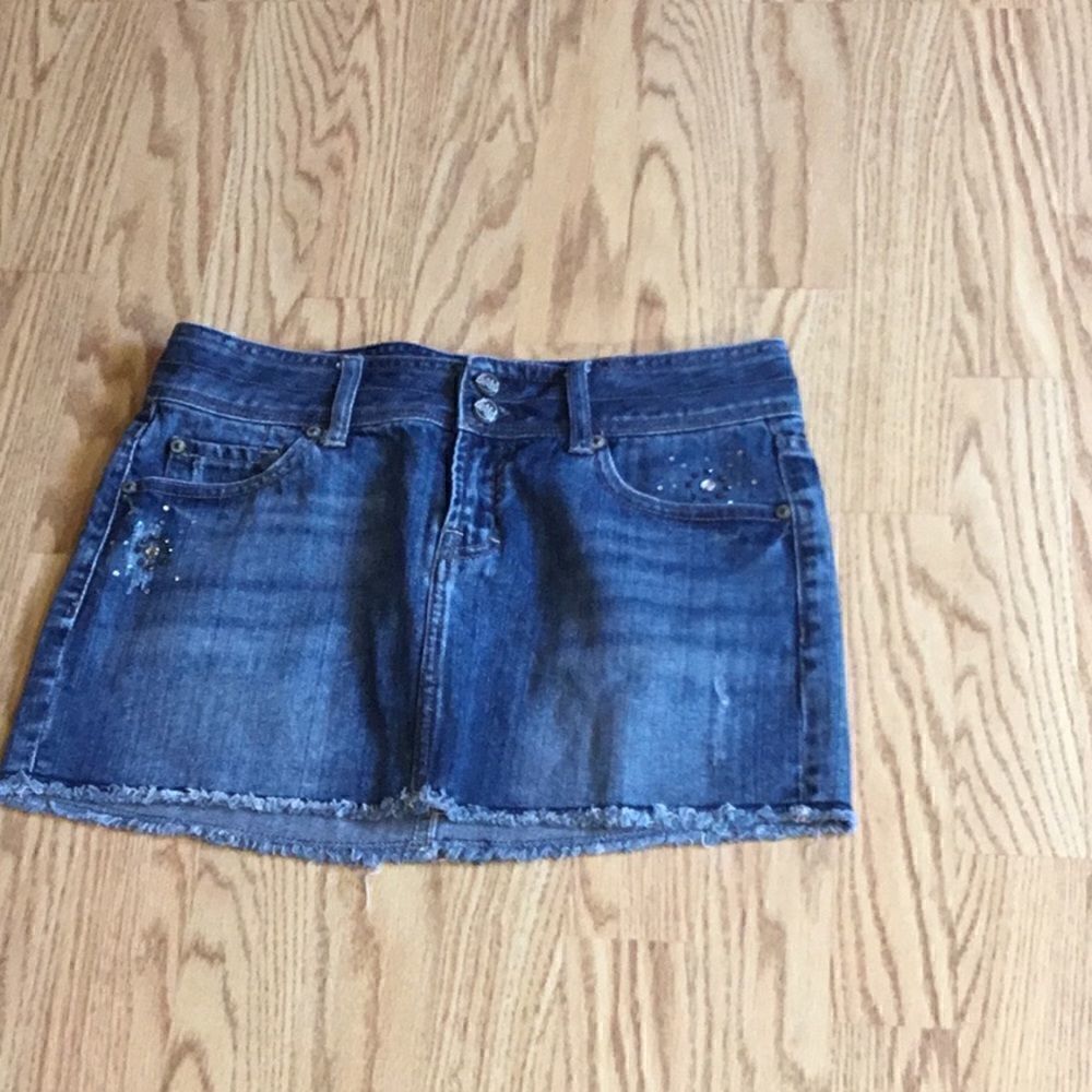 KALI DENIM mini skirt in distressed with jewels in size 5 JR